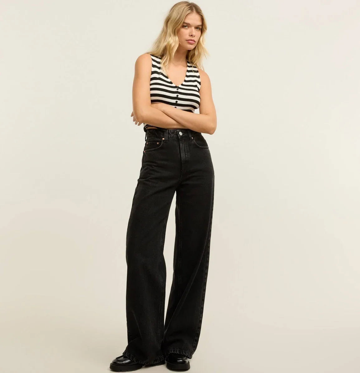 美シルエット センタープレス ワイドパンツ 着用イメージ 2